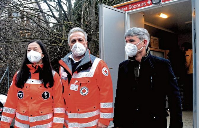 Alle ziehen an einem Strang: Angela Adam, Karl-Heinz Schmitt (beide DRK Illingen) und der Illinger Bürgermeister Armin Pioch. Fotos: Stahlfeld