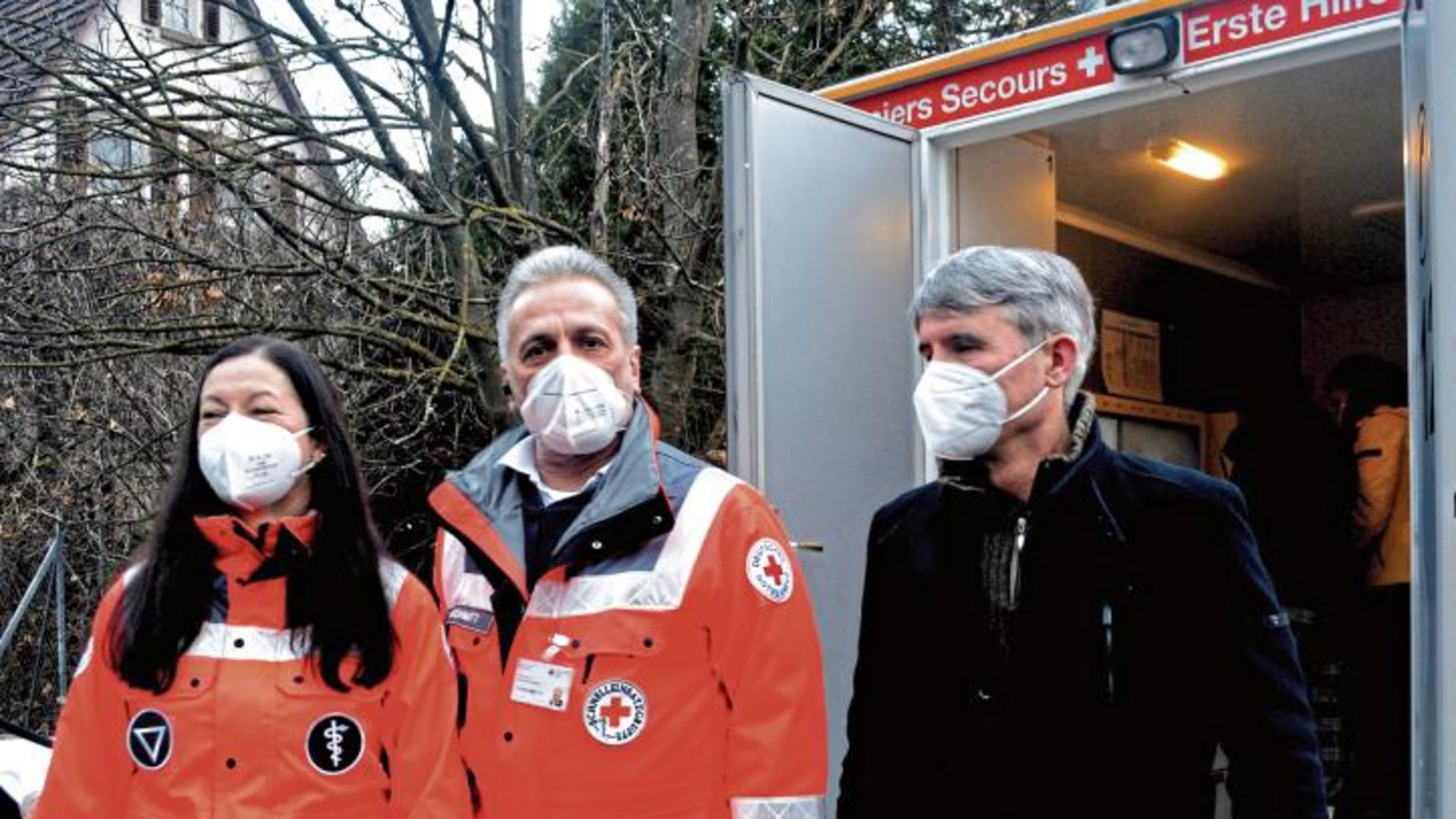 Alle ziehen an einem Strang: Angela Adam, Karl-Heinz Schmitt (beide DRK Illingen) und der Illinger Bürgermeister Armin Pioch. Fotos: Stahlfeld Alle ziehen an einem Strang: Angela Adam, Karl-Heinz Schmitt (beide DRK Illingen) und der Illinger Bürgermeister Armin Pioch. Fotos: Stahlfeld