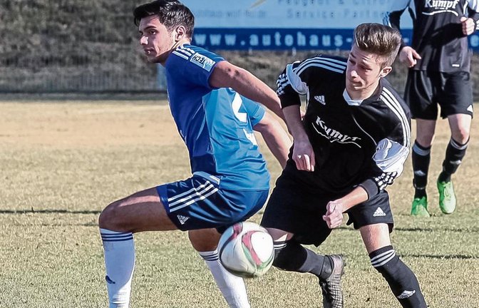 Dominic Elfadi und Marc Tröger kämpfen um den Ball. Unbedingte Torgefahr entwickelte die SGM Riexingen aber erst zu spät. Foto: Simecek