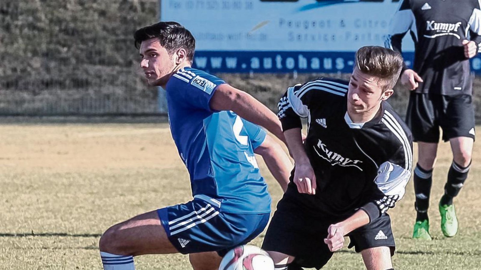 Dominic Elfadi und Marc Tröger kämpfen um den Ball. Unbedingte Torgefahr entwickelte die SGM Riexingen aber erst zu spät. Foto: Simecek Dominic Elfadi und Marc Tröger kämpfen um den Ball. Unbedingte Torgefahr entwickelte die SGM Riexingen aber erst zu spät. Foto: Simecek