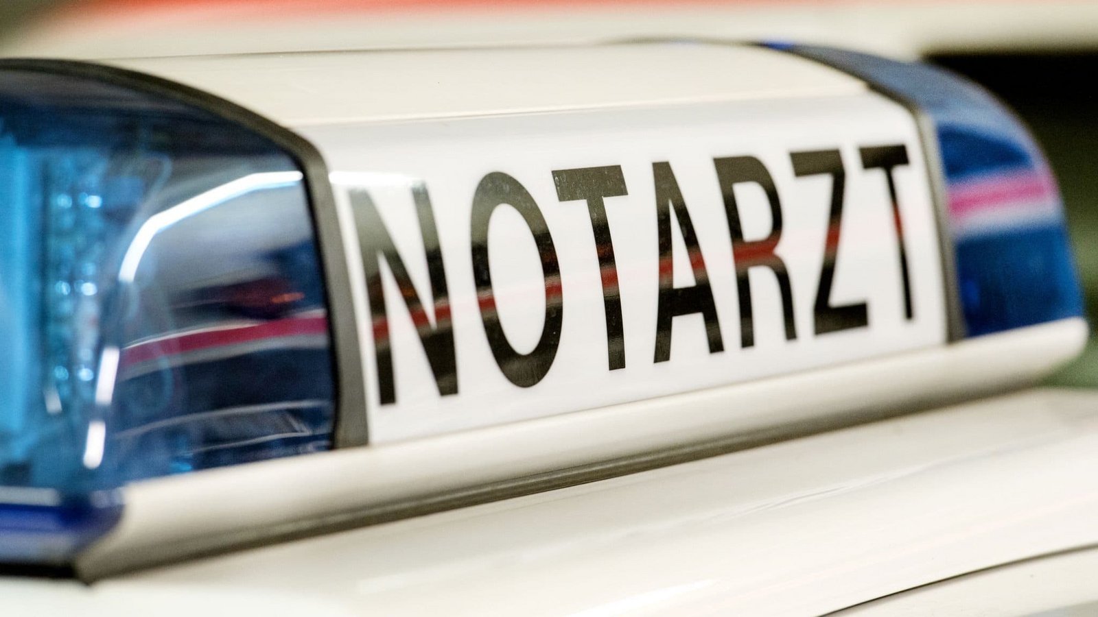 Das Logo Notarzt ist an einem Notarzteinsatzfahrzeug zu sehen. (zu dpa: «Passanten retten Nichtschwimmerinnen aus zwei Metern Tiefe»)Patrick Seeger/dpa Das Logo Notarzt ist an einem Notarzteinsatzfahrzeug zu sehen. (zu dpa: «Passanten retten Nichtschwimmerinnen aus zwei Metern Tiefe»)Patrick Seeger/dpa
