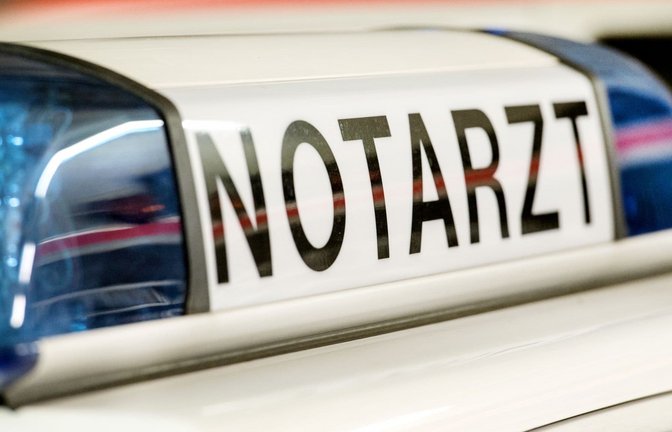 Das Logo Notarzt ist an einem Notarzteinsatzfahrzeug zu sehen. (zu dpa: «Passanten retten Nichtschwimmerinnen aus zwei Metern Tiefe»)<span class='image-autor'>Patrick Seeger/dpa</span>