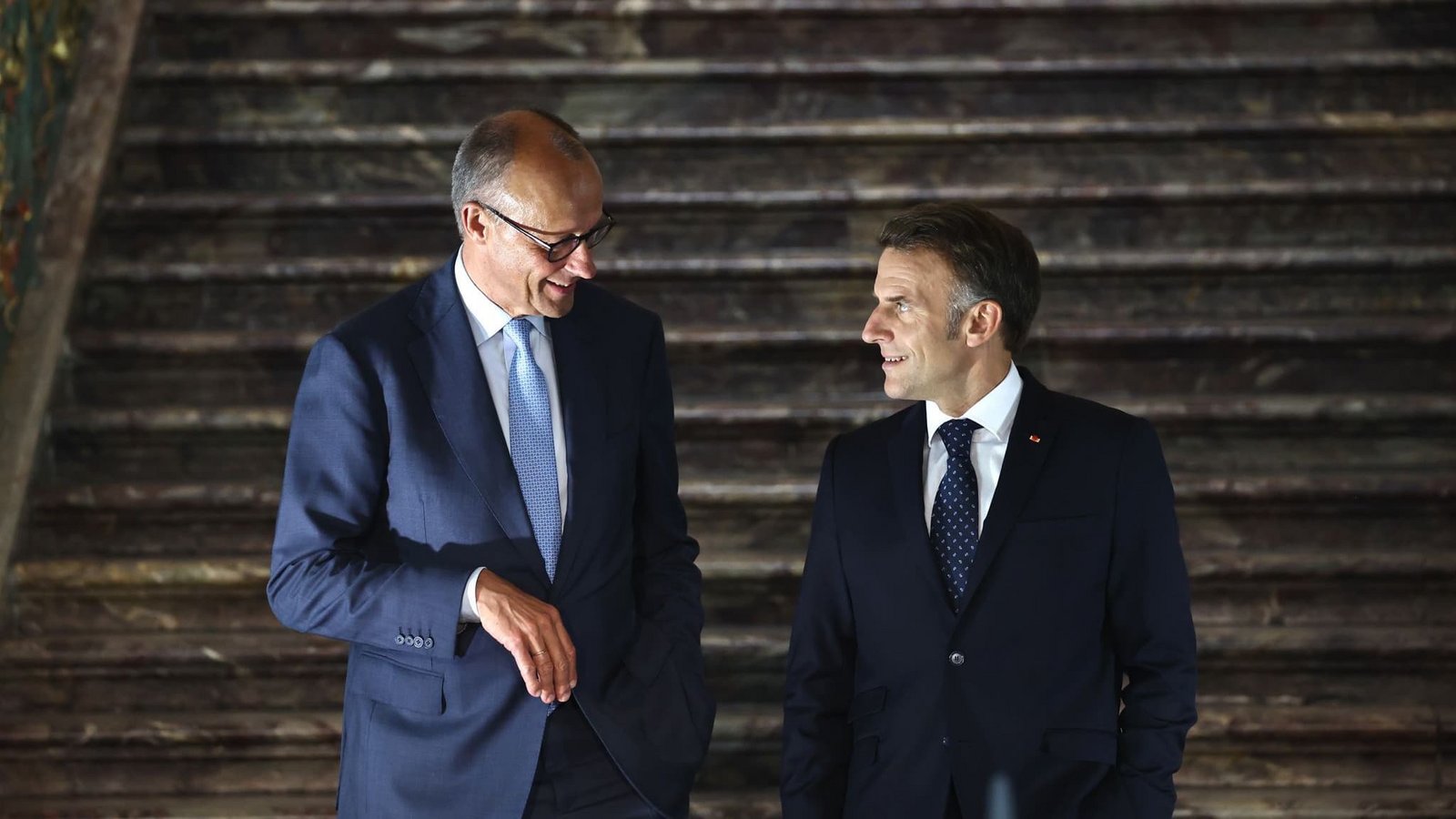 Haben eine deutsch-französische Einigung gefunden: Merz (l) und Macron. (Archivbild)Oliver Berg/dpa Haben eine deutsch-französische Einigung gefunden: Merz (l) und Macron. (Archivbild)Oliver Berg/dpa
