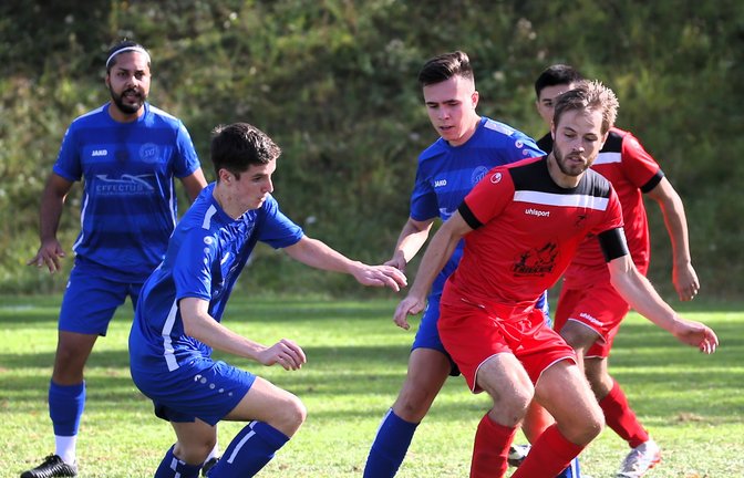 Gegen Löchgau II eine Macht: Die Illinger Spieler Birindar Atmaca, Fynn Köppl und Oliver Zelch (von links) halten den Löchgauer Kapitän Micha Grill unter Kontrolle und sichern dem SVI mit dem 2:1 den fünften Sieg in Serie. Am Sonntag geht es gegen Kleinglattbach. <span class='image-autor'>Foto: Küppers</span>