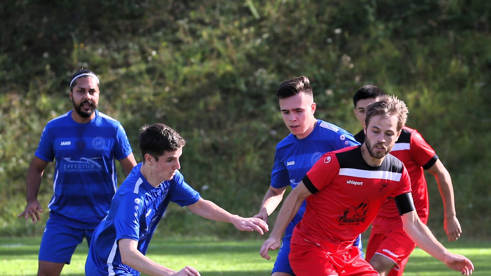 Gegen Löchgau II eine Macht: Die Illinger Spieler Birindar Atmaca, Fynn Köppl und Oliver Zelch (von links) halten den Löchgauer Kapitän Micha Grill unter Kontrolle und sichern dem SVI mit dem 2:1 den fünften Sieg in Serie. Am Sonntag geht es gegen Kleinglattbach. Foto: Küppers Gegen Löchgau II eine Macht: Die Illinger Spieler Birindar Atmaca, Fynn Köppl und Oliver Zelch (von links) halten den Löchgauer Kapitän Micha Grill unter Kontrolle und sichern dem SVI mit dem 2:1 den fünften Sieg in Serie. Am Sonntag geht es gegen Kleinglattbach. Foto: Küppers