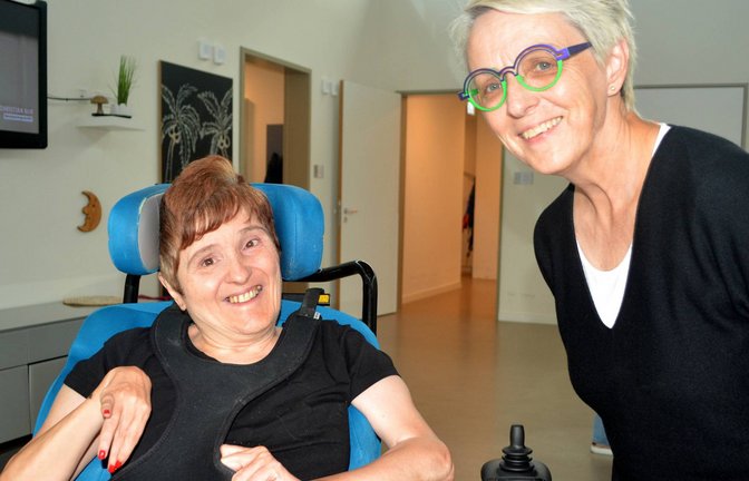 Vorständin Gabriele Weber (rechts) und Bewohnerin Sabine Müller sind gerne in Illingen.