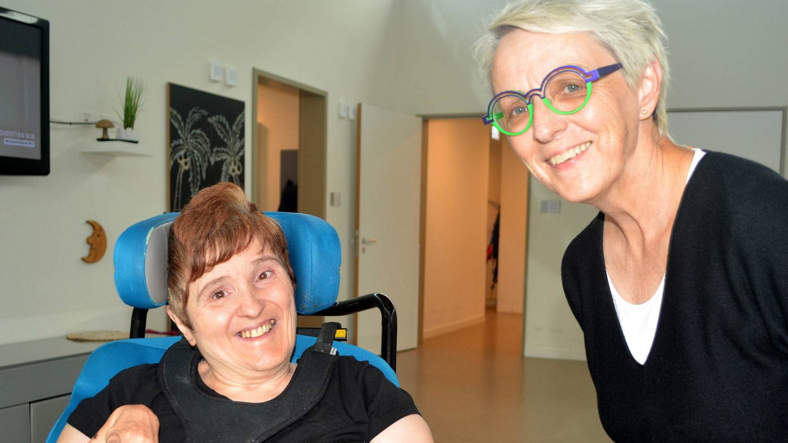Vorständin Gabriele Weber (rechts) und Bewohnerin Sabine Müller sind gerne in Illingen.