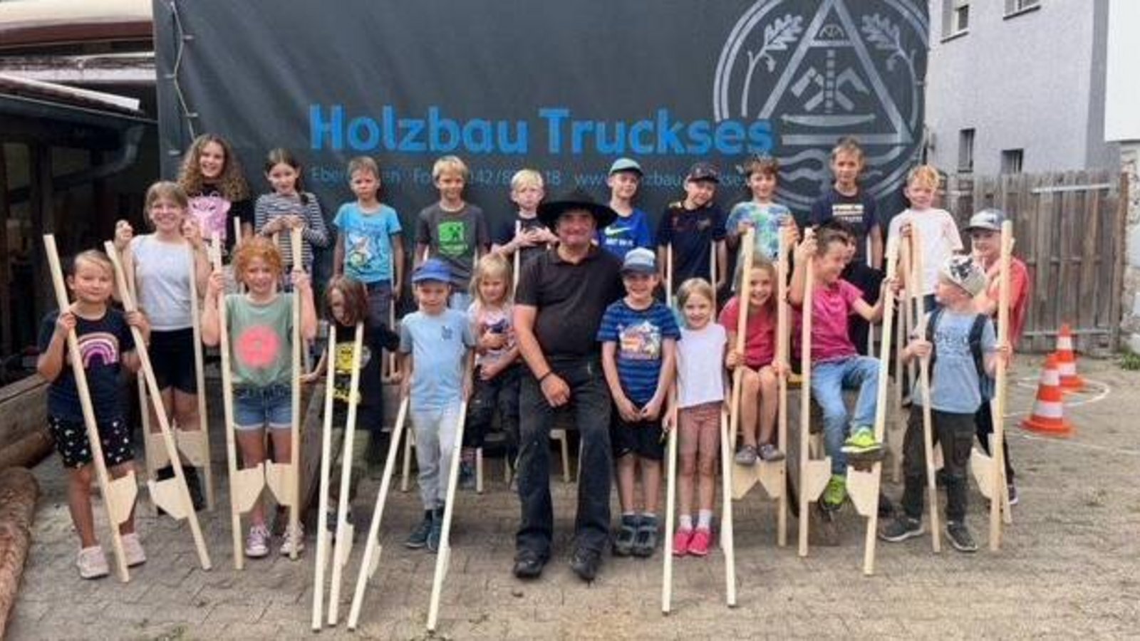 Hochdorf Sommerferienprogramm Holzbau Michael Truckses Kinder bauen Holzstelzen Handwerk Holzarbeit Foto:p