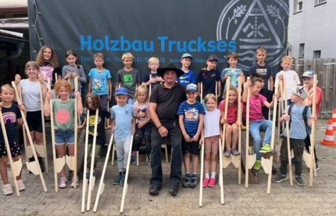Hochdorf Sommerferienprogramm Holzbau Michael Truckses Kinder bauen Holzstelzen Handwerk Holzarbeit Foto:p