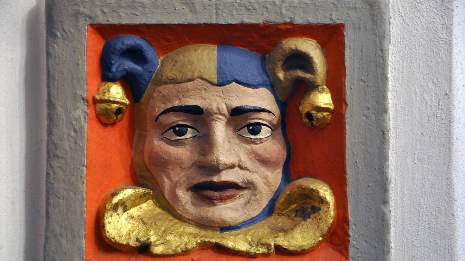 Hofnarr-Figur an einer Hauswand in Süddeutschland.Foto: Imago/Steinach