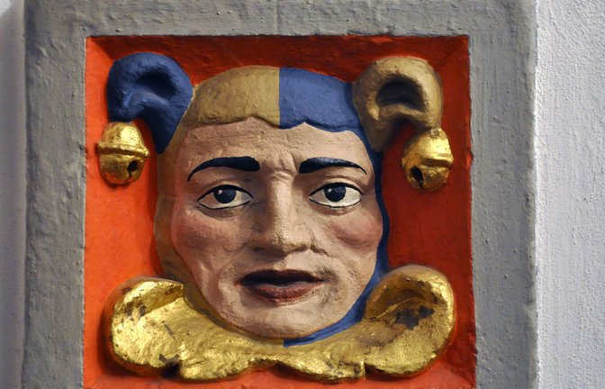 Hofnarr-Figur an einer Hauswand in Süddeutschland.<span class='image-autor'>Foto: Imago/Steinach</span>