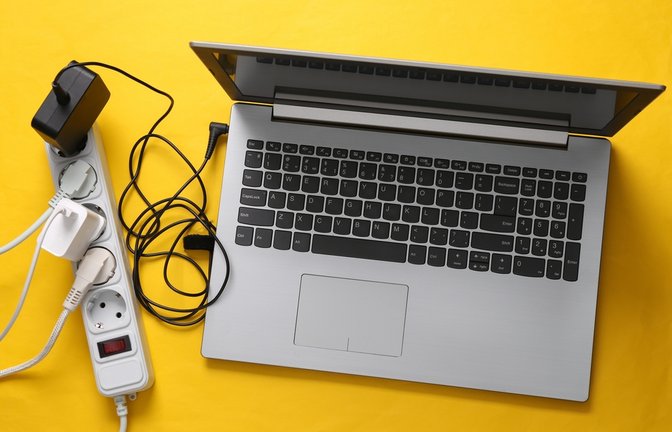 Der Stromverbrauch eines Laptops lässt sich leicht berechnen.<span class='image-autor'>Foto: Vladimir Sukhachev / shutterstock.com</span>