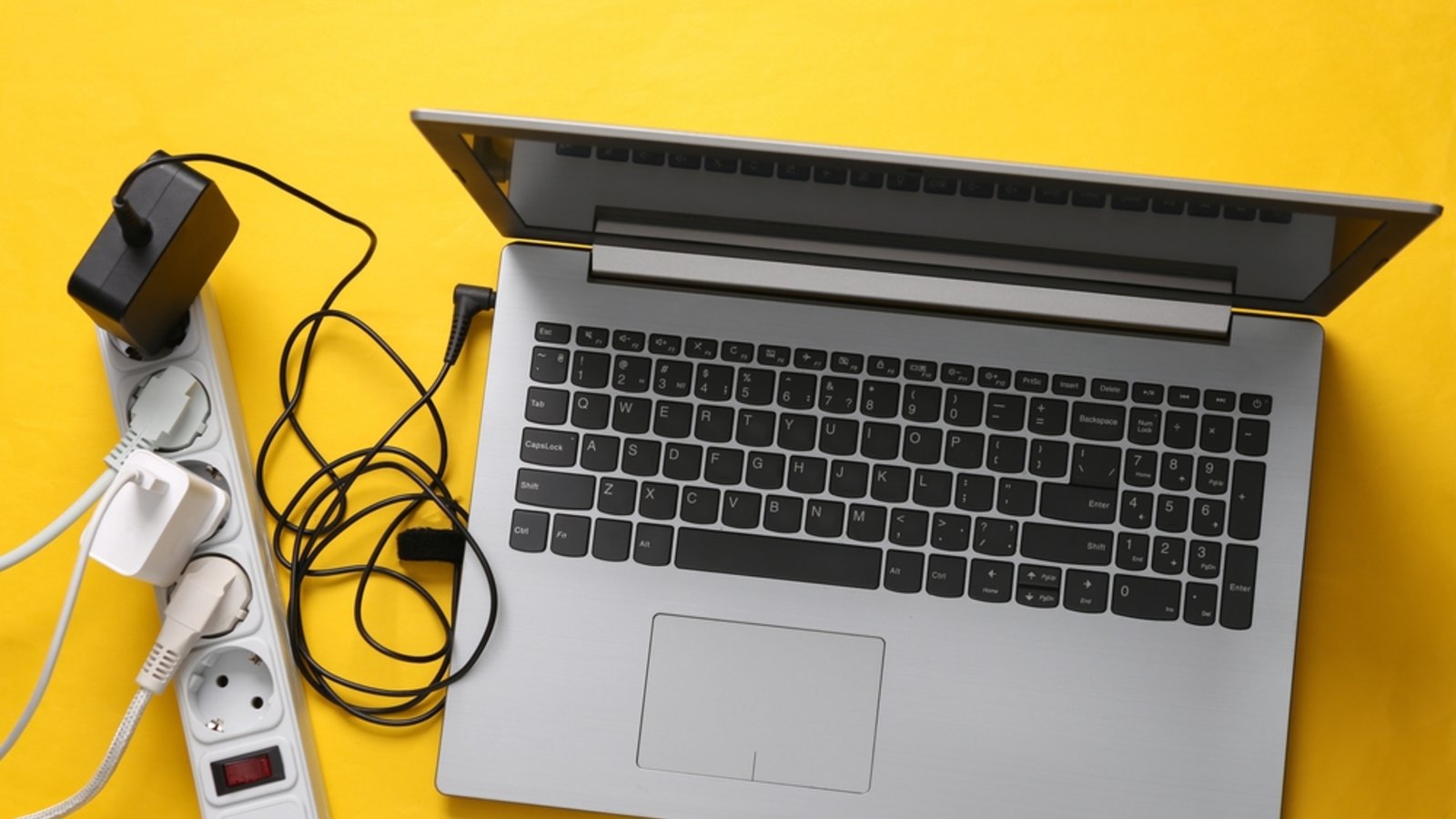 Der Stromverbrauch eines Laptops lässt sich leicht berechnen.Foto: Vladimir Sukhachev / shutterstock.com