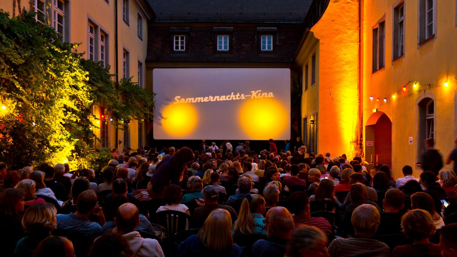 Mit Pizza im Schwarzen Kloster: Das Sommernachtskino in Freiburg geht vom 30. Juni bis zum 2. September. Die Veranstalter werben damit, dass der Innenhof des Klosters mit seinen Weinranken an den Wänden ein lauschiger, romantischer Ort unterm Sternenhimmel sei. Und im nächsten Innenhof des Klosters gibt es günstige Pizzen.Foto: Markus Herb Mit Pizza im Schwarzen Kloster: Das Sommernachtskino in Freiburg geht vom 30. Juni bis zum 2. September. Die Veranstalter werben damit, dass der Innenhof des Klosters mit seinen Weinranken an den Wänden ein lauschiger, romantischer Ort unterm Sternenhimmel sei. Und im nächsten Innenhof des Klosters gibt es günstige Pizzen.Foto: Markus Herb