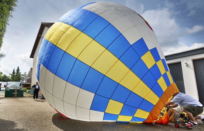 Sobald das Wetter gut genug ist, baut Alexander Schmiauke seine Ballone auf.<span class='image-autor'>Foto: Gottfried Stoppel</span>