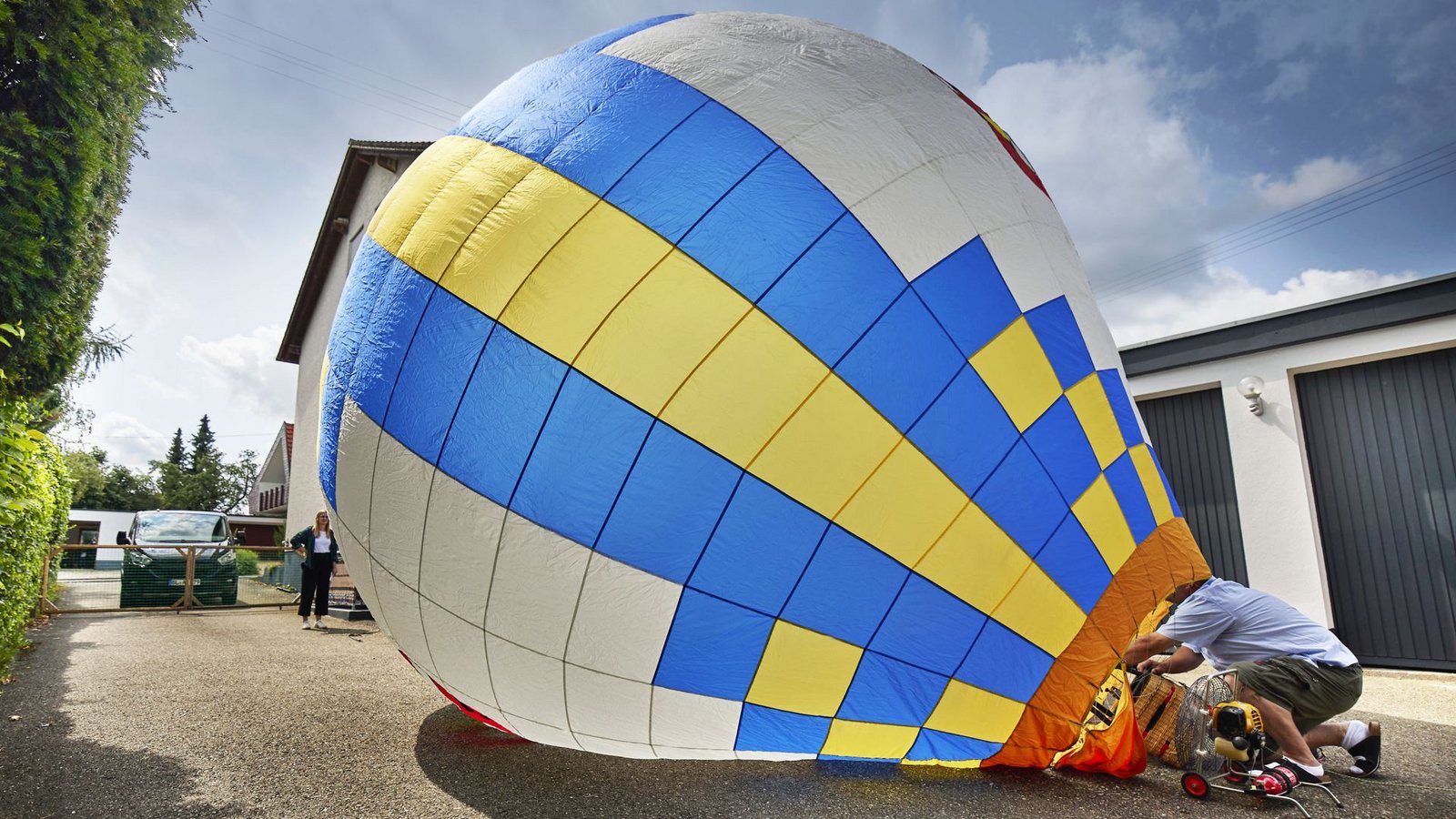 Sobald das Wetter gut genug ist, baut Alexander Schmiauke seine Ballone auf.Foto: Gottfried Stoppel Sobald das Wetter gut genug ist, baut Alexander Schmiauke seine Ballone auf.Foto: Gottfried Stoppel