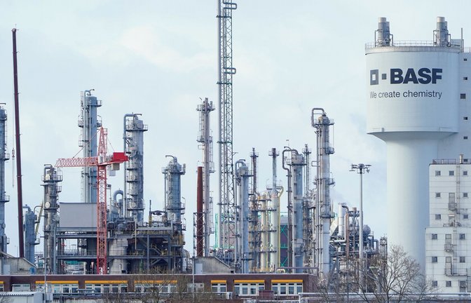 Auf dem Werksgelände des Chemieunternehmens BASF ist es zu einer Explosion gekommen. (Archivbild)<span class='image-autor'>Foto: dpa/Uwe Anspach</span>