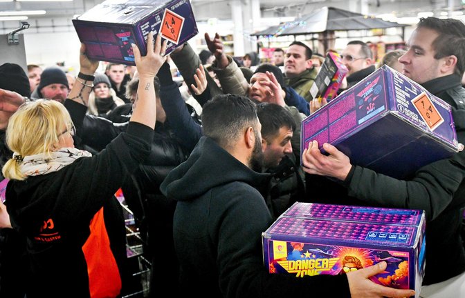 29. Dezember: Es geht wieder los. Wer denkt im Kaufrausch schon an die Verletzungsgefahr durch Böller und Feuerwerk.<span class='image-autor'>Foto: Imago/Funke Foto Services</span>
