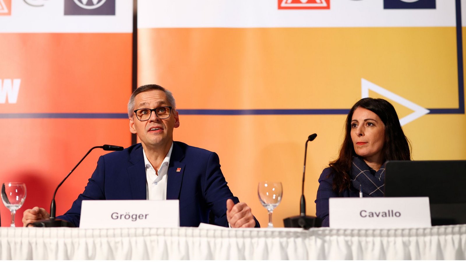 Thorsten Gröger und Daniela Cavallo sehen die Tarifeinigung von Ende 2024 weiter als verbindliche Grundlage für die Zukunft der VW-Standorte. (Archivbild)Foto: Moritz Frankenberg/dpa Thorsten Gröger und Daniela Cavallo sehen die Tarifeinigung von Ende 2024 weiter als verbindliche Grundlage für die Zukunft der VW-Standorte. (Archivbild)Foto: Moritz Frankenberg/dpa