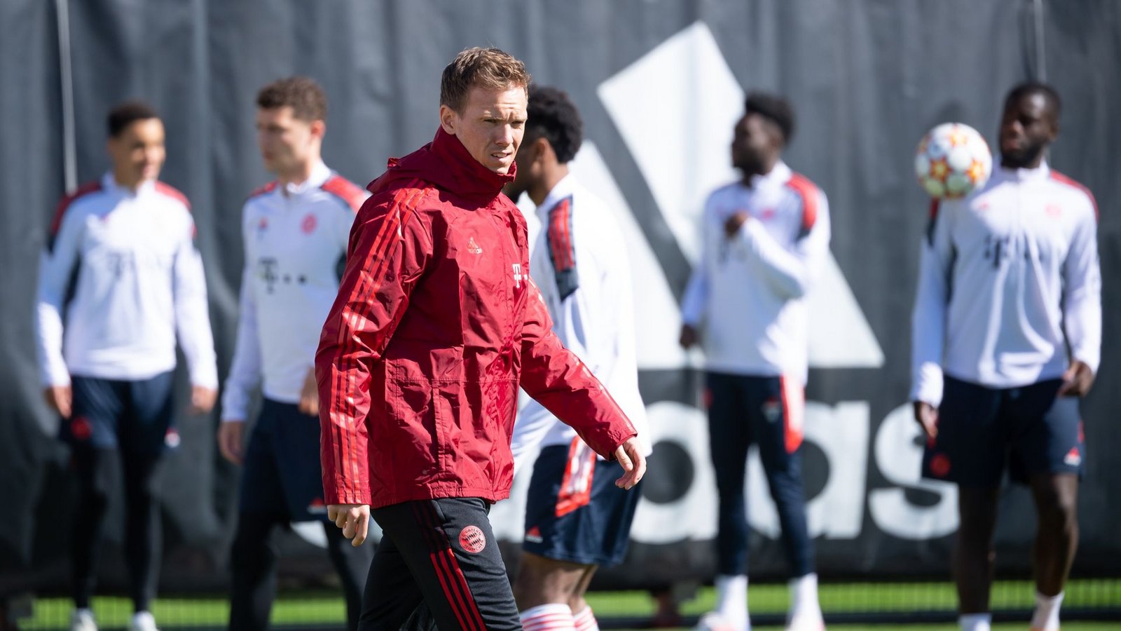 "Aktuell trüben die letzten zwei Wochen schon das Stimmungsbild", sagt Bayerns Trainer Julian Nagelsmann vor der Partie gegen den BVB.Foto: Sven Hoppe/dpa