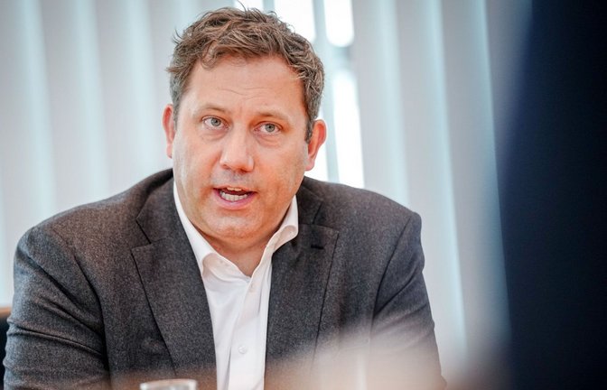 Lars Klingbeil (SPD), Bundesminister der Finanzen, Vizekanzler und SPD-Bundesvorsitzender, spricht in einem Interview mit Journalisten der Deutschen Presse-Agentur in der SPD-Parteizentrale im Willy-Brandt-Haus.<span class='image-autor'>Foto: dpa/Kay Nietfeld</span>