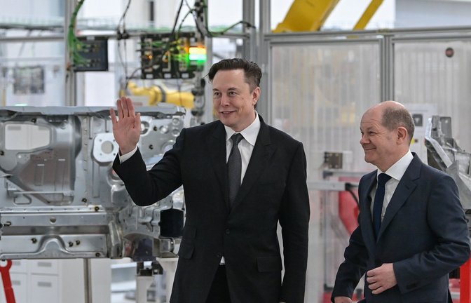 Elon Musk und Olaf Scholz bei der Eröffnung der Tesla-Fabrik Berlin Brandenburg (Archivbild)<span class='image-autor'>Foto: dpa/Patrick Pleul</span>