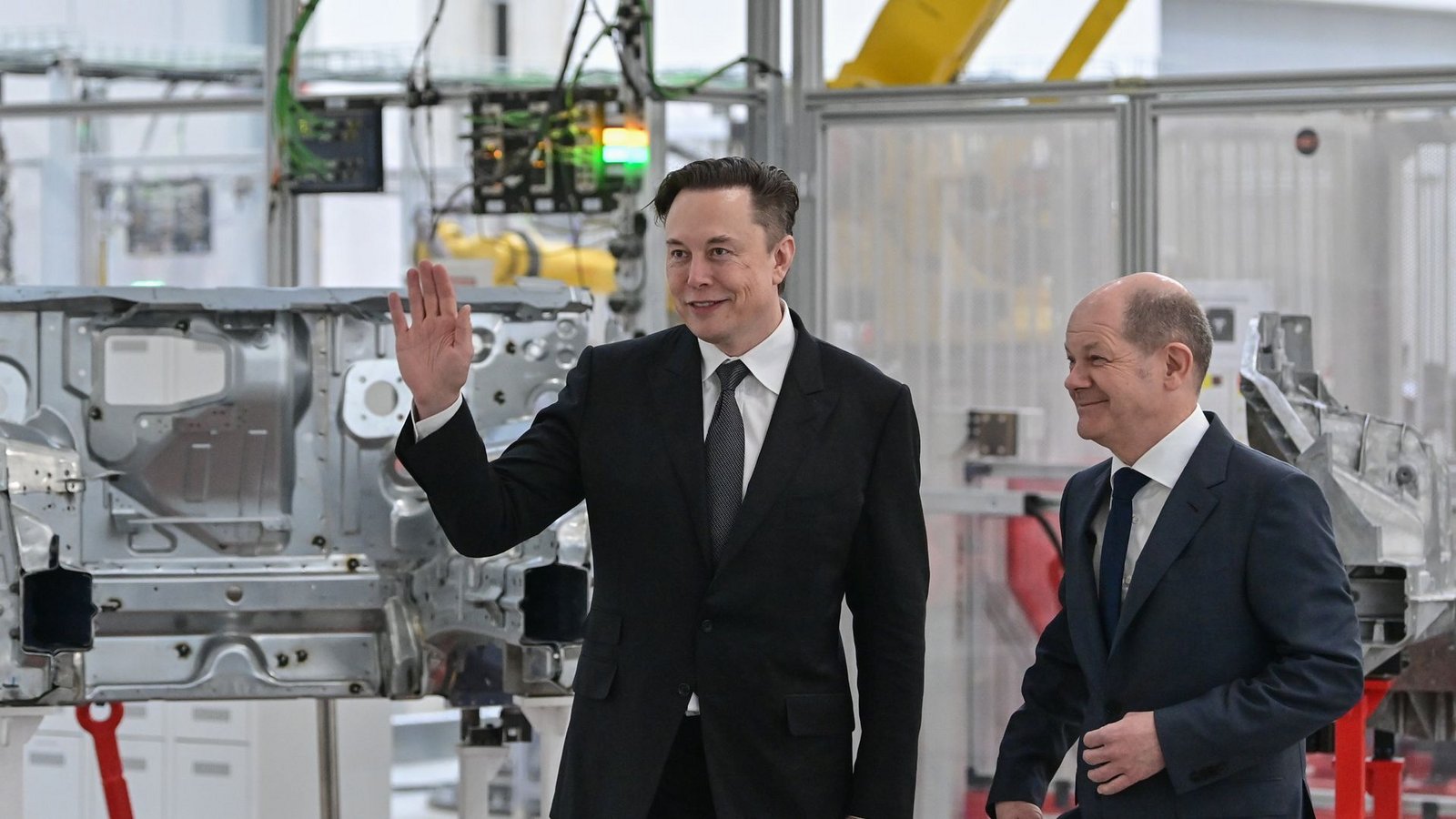 Elon Musk und Olaf Scholz bei der Eröffnung der Tesla-Fabrik Berlin Brandenburg (Archivbild)Foto: dpa/Patrick Pleul Elon Musk und Olaf Scholz bei der Eröffnung der Tesla-Fabrik Berlin Brandenburg (Archivbild)Foto: dpa/Patrick Pleul