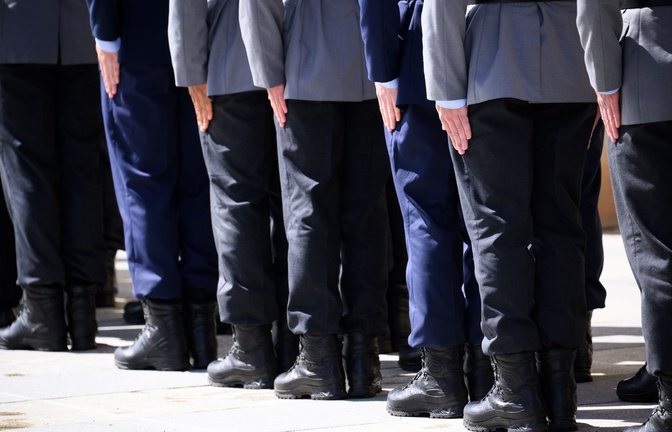 Nicht jedermanns Sache: Strammstehen beim Militär.<span class='image-autor'>Foto: Bernd von Jutrczenka/dpa/Bernd von Jutrczenka</span>