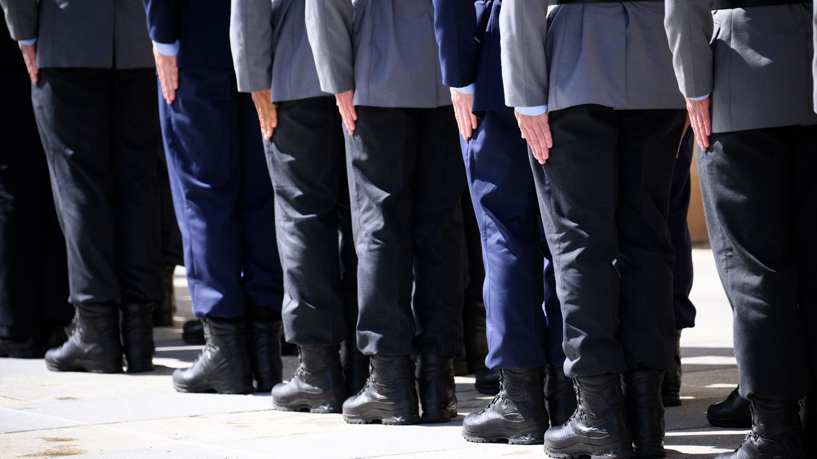 Nicht jedermanns Sache: Strammstehen beim Militär.Foto: Bernd von Jutrczenka/dpa/Bernd von Jutrczenka Nicht jedermanns Sache: Strammstehen beim Militär.Foto: Bernd von Jutrczenka/dpa/Bernd von Jutrczenka
