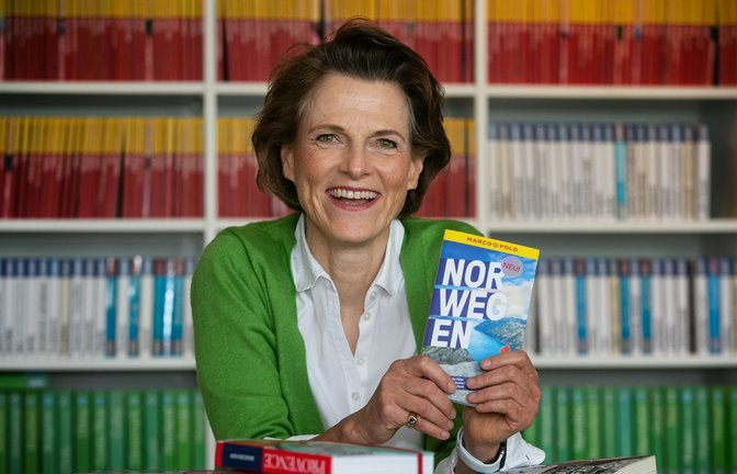 Stephanie Mair-Huydts zeigt in ihrem Büro die bekannteste Marke im Reiseführer-Kosmos von Mair Dumont. Den Marco Polo hat ihr Vater gegründet, sie selbst feiert mit der „Eskapaden“-Reihe große Erfolge.<span class='image-autor'>Foto: Ines Rudel/Ines Rudel</span>