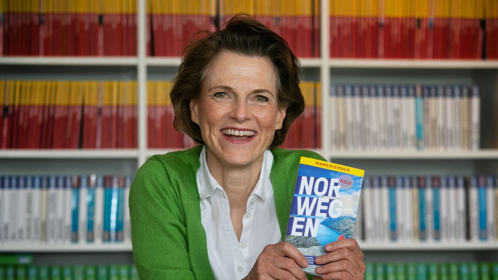 Stephanie Mair-Huydts zeigt in ihrem Büro die bekannteste Marke im Reiseführer-Kosmos von Mair Dumont. Den Marco Polo hat ihr Vater gegründet, sie selbst feiert mit der „Eskapaden“-Reihe große Erfolge.Foto: Ines Rudel/Ines Rudel Stephanie Mair-Huydts zeigt in ihrem Büro die bekannteste Marke im Reiseführer-Kosmos von Mair Dumont. Den Marco Polo hat ihr Vater gegründet, sie selbst feiert mit der „Eskapaden“-Reihe große Erfolge.Foto: Ines Rudel/Ines Rudel