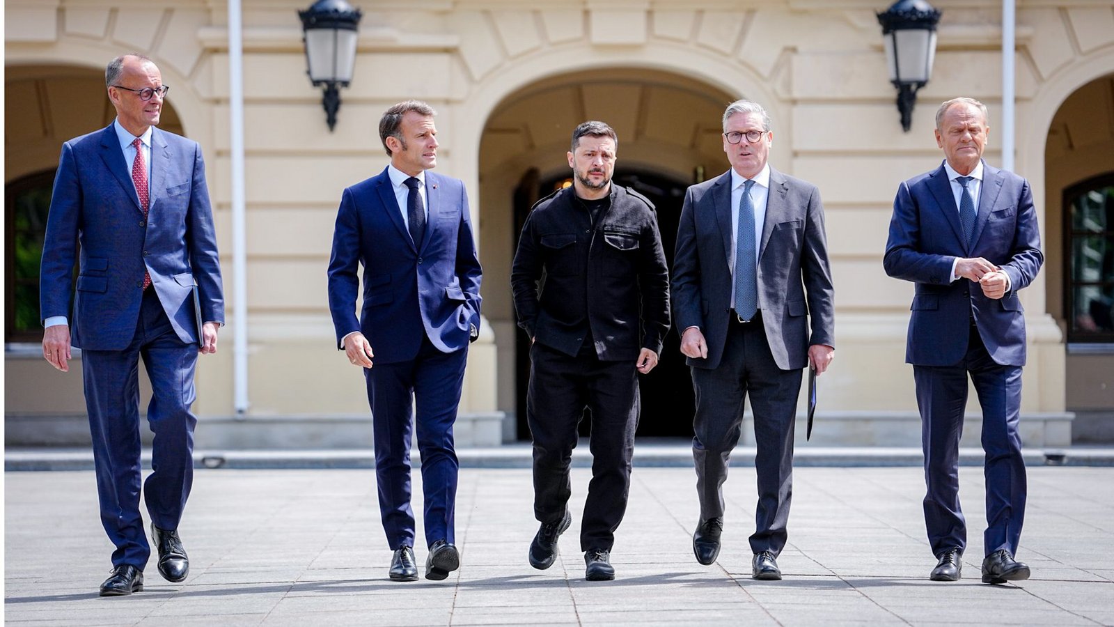 Starker Auftritt in Kiew: Bundeskanzler Friedrich Merz (von li. nach re.), Frankreichs Präsident Emmanuel Macron, Wolodymyr Selenskyj, Präsident der Ukraine, Keir Starmer, Premierminister von Großbritannien, und Donald Tusk, Ministerpräsident von Polen, wollen den Druck auf Russland erhöhen.
Foto: dpa/dpaFoto: Starker Auftritt in Kiew: Bundeskanzler Friedrich Merz (von li. nach re.), Frankreichs Präsident Emmanuel Macron, Wolodymyr Selenskyj, Präsident der Ukraine, Keir Starmer, Premierminister von Großbritannien, und Donald Tusk, Ministerpräsident von Polen, wollen den Druck auf Russland erhöhen.
Foto: dpa/dpaFoto: 