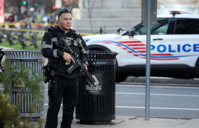Eine Woche nach dem Schusswaffenangriff auf zwei Nationalgardisten stoppt die USA alle Einwanderungsanträge von Menschen aus 19 Ländern. (Archivbild)<span class='image-autor'>Foto: Mark Schiefelbein/AP/dpa</span>