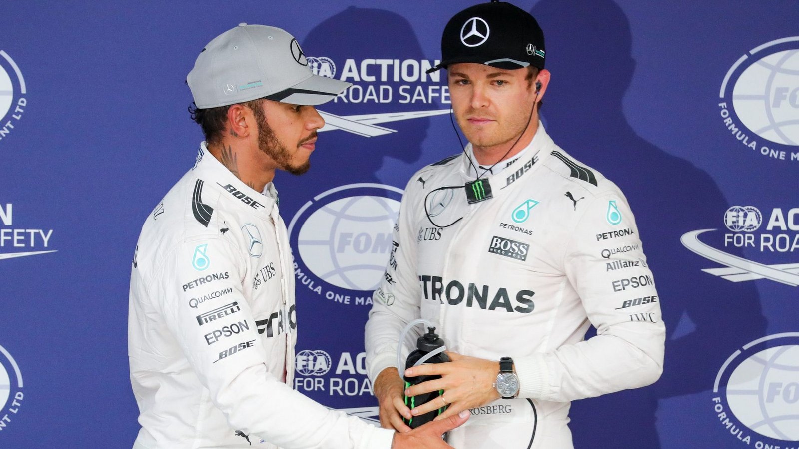 "Krieg der Sterne": Lewis Hamilton (l) und Nico Rosberg lieferten sich einen knallharten Zweikampf. (Archivbild)Foto: Diego Azubel/EPA/dpa "Krieg der Sterne": Lewis Hamilton (l) und Nico Rosberg lieferten sich einen knallharten Zweikampf. (Archivbild)Foto: Diego Azubel/EPA/dpa