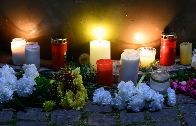 Am Tatort haben Menschen mit Blumen und Kerzen ihr Mitgefühl ausgedrückt.<span class='image-autor'>Foto: Hendrik Schmidt/dpa</span>