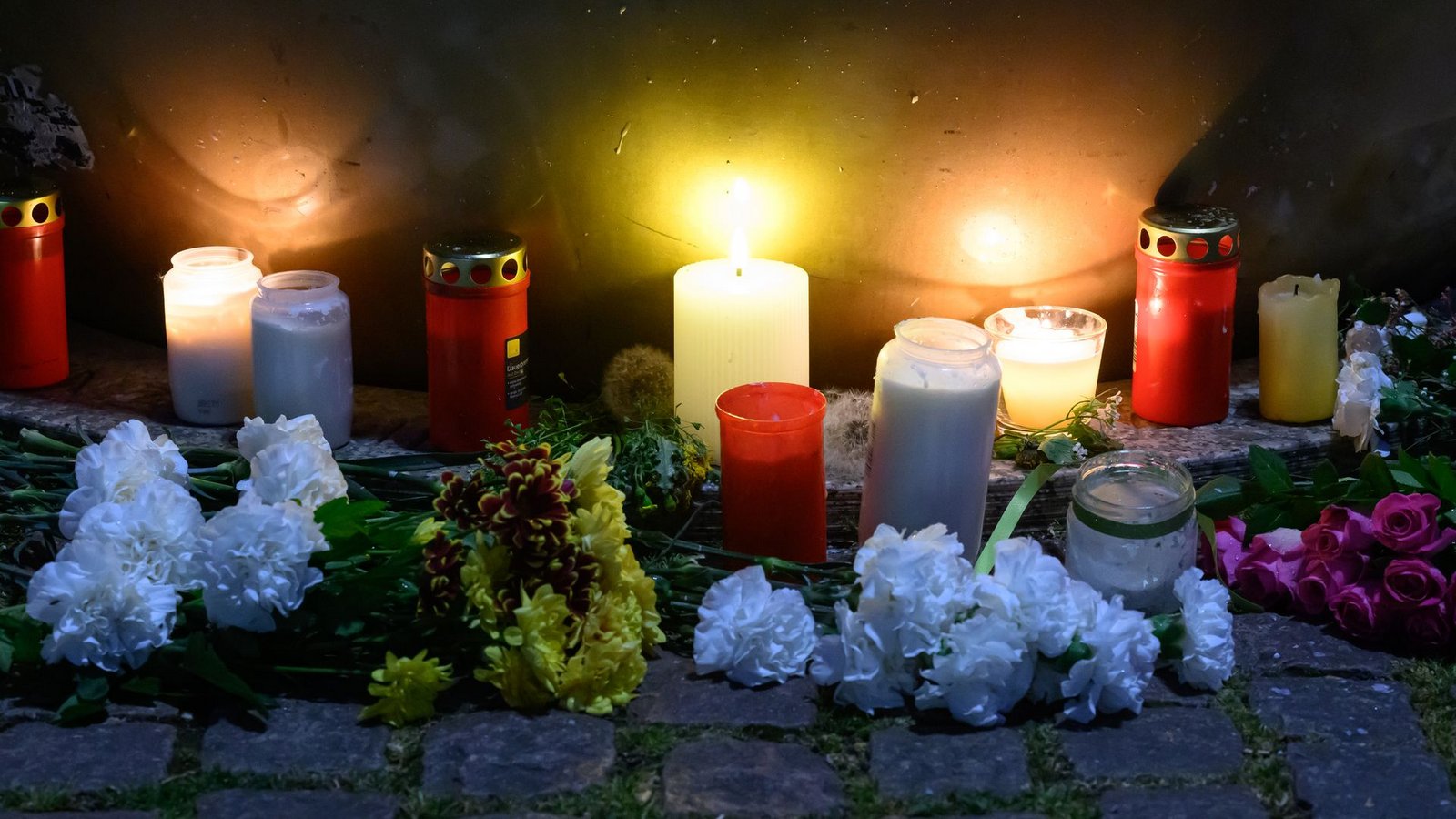 Am Tatort haben Menschen mit Blumen und Kerzen ihr Mitgefühl ausgedrückt.Foto: Hendrik Schmidt/dpa