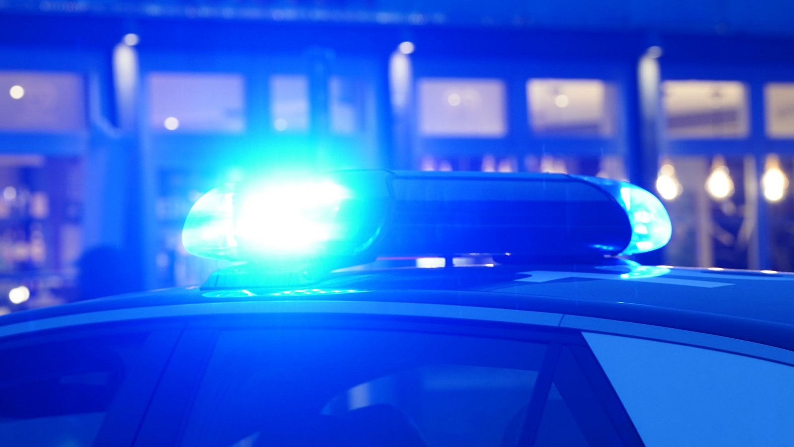 Der Streifenwagen war mit Blaulicht zur Unfallstelle unterwegs – und verunglückte selbst. (Symbolbild)Foto: Marcus Brandt/dpa Der Streifenwagen war mit Blaulicht zur Unfallstelle unterwegs – und verunglückte selbst. (Symbolbild)Foto: Marcus Brandt/dpa