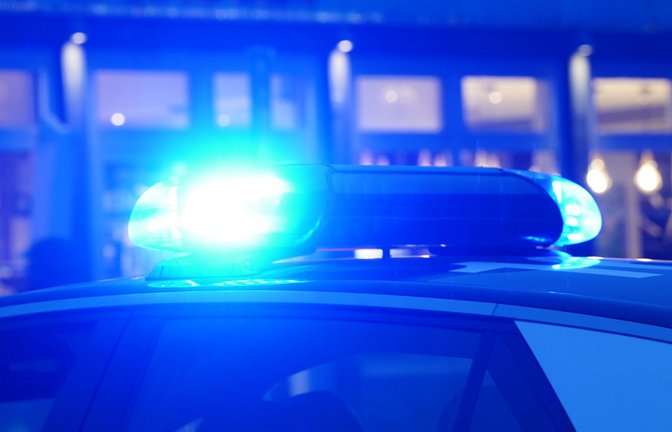 Der Streifenwagen war mit Blaulicht zur Unfallstelle unterwegs – und verunglückte selbst. (Symbolbild)<span class='image-autor'>Foto: Marcus Brandt/dpa</span>