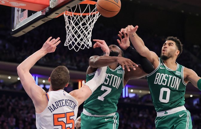 Celtics-Forward Jayson Tatum (0) blockt den Ball von New York Knicks-Center Isaiah Hartenstein (55), während Jaylen Brown (7) verteidigt.<span class='image-autor'>Foto: Jessie Alcheh/AP/dpa</span>