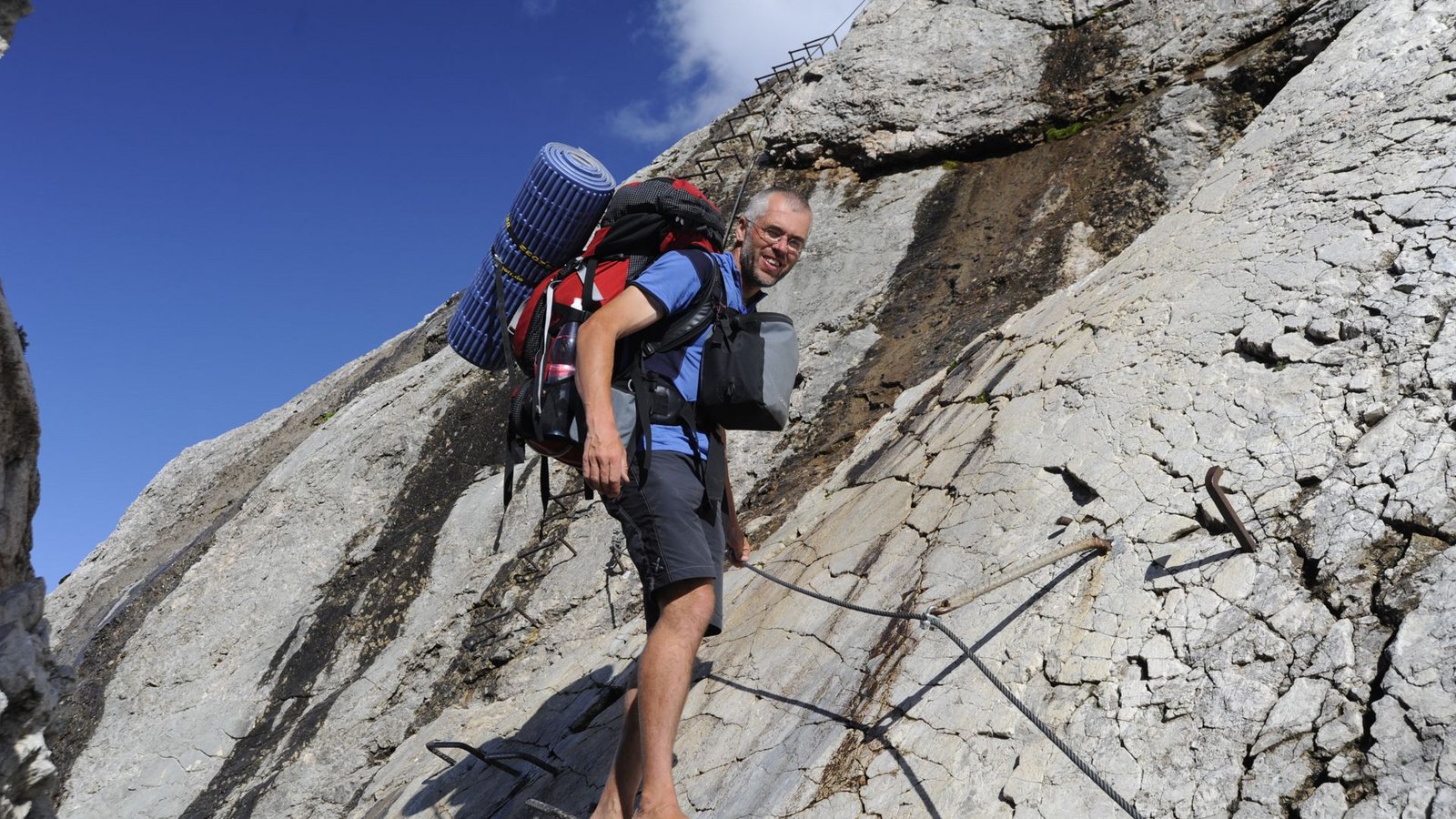 Endlich erreicht Jung nach der Himmelsleiter die Marmoladascharte, den Übergang auf die Südseite des Dolomitengipfels.Foto: Martl Jung Endlich erreicht Jung nach der Himmelsleiter die Marmoladascharte, den Übergang auf die Südseite des Dolomitengipfels.Foto: Martl Jung
