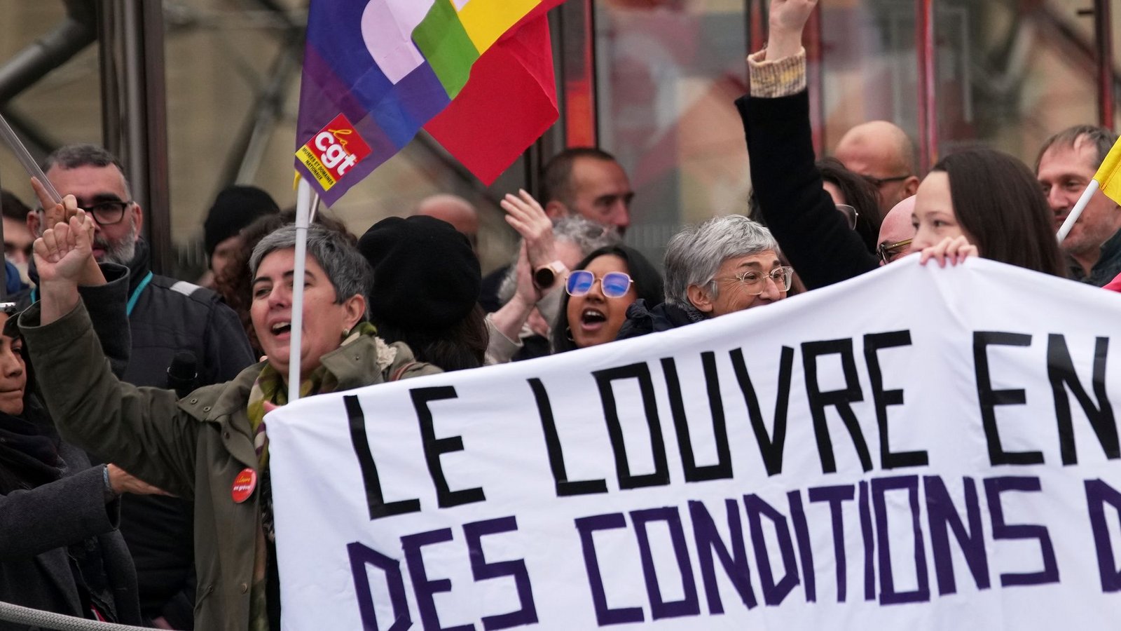 Auch streikendes Personal machte dem Louvre zuletzt zu schaffen. (Archivbild)Foto: Christophe Ena/AP/dpa
