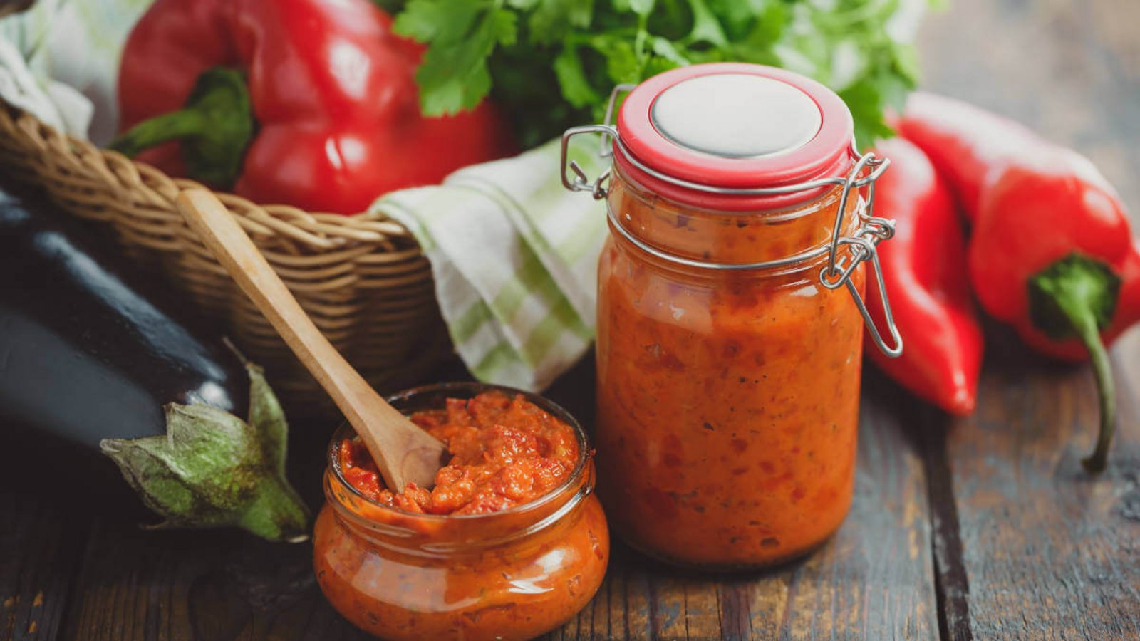 In der Küche ist Ajvar vielseitig einsetzbar. Die 9 besten Alternativen für Ajvar zeigen wir Ihnen hier im Überblick.Foto: Melica / Shutterstock.com In der Küche ist Ajvar vielseitig einsetzbar. Die 9 besten Alternativen für Ajvar zeigen wir Ihnen hier im Überblick.Foto: Melica / Shutterstock.com