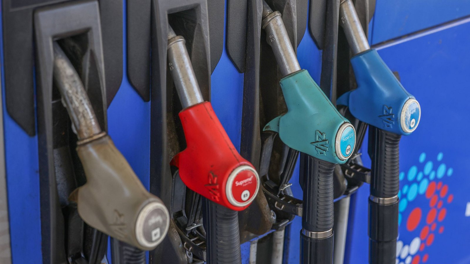 Esso-Tankstellen verstoßen offenbar besonders häufig gegen die Regeln, die seit dem 1. April gelten.Foto: IMAGO/Rene Traut Esso-Tankstellen verstoßen offenbar besonders häufig gegen die Regeln, die seit dem 1. April gelten.Foto: IMAGO/Rene Traut