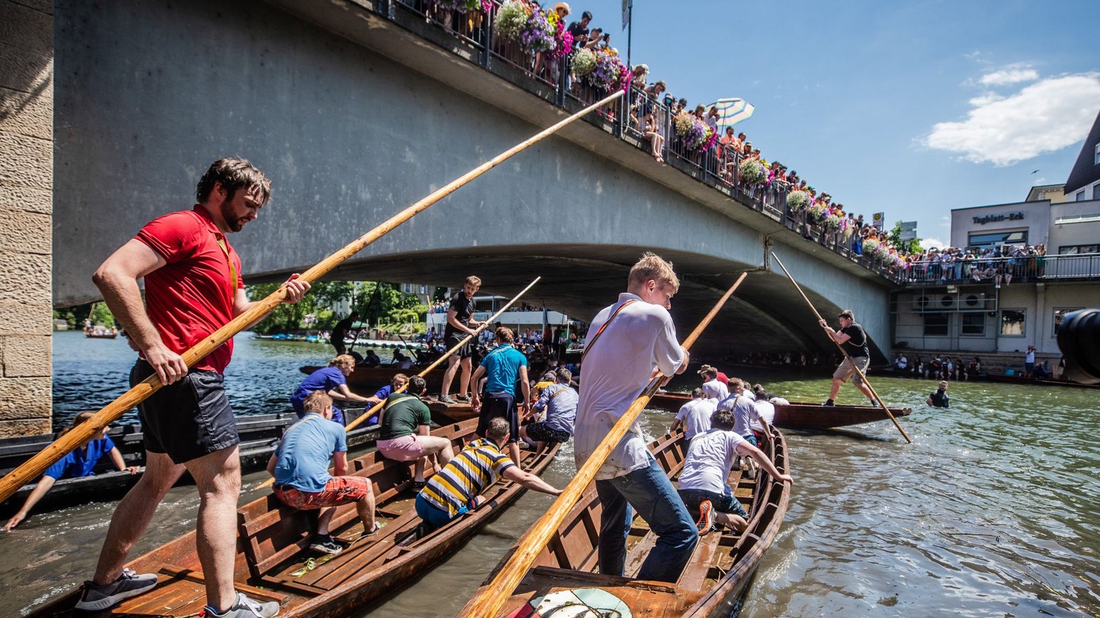 Das  traditionelle Stocherkahnrennen in Tübingen zieht jedes Jahr tausende Besucher an.Foto: dpa/Christoph Schmidt