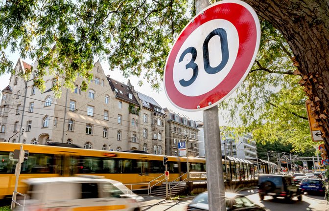 Über Nacht sind neue Schilder am Olgaeck aufgestellt worden.<span class='image-autor'>Foto: Stuttgart/Fabrice Weichelt</span>