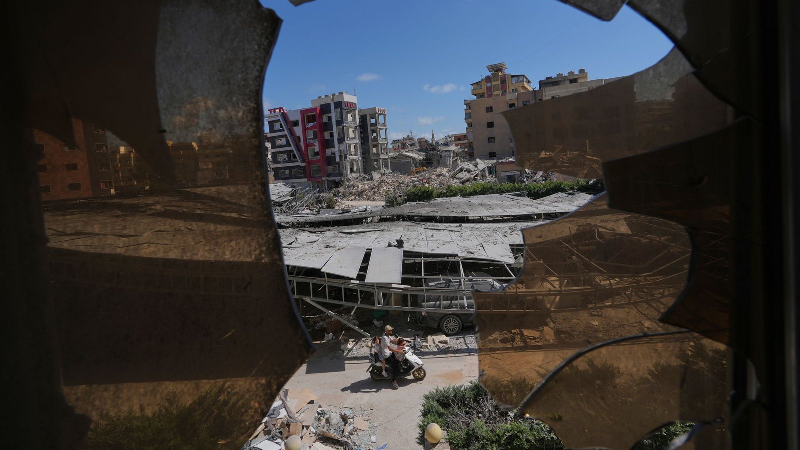 Durch zerbrochene Fensterscheiben des Jabal-Amel-Krankenhauses in der südlichen Hafenstadt Tyros im Libanon sind durch israelische Angriffe beschädigte Gebäude zu sehen.Foto: Hassan Ammar/AP/dpa Durch zerbrochene Fensterscheiben des Jabal-Amel-Krankenhauses in der südlichen Hafenstadt Tyros im Libanon sind durch israelische Angriffe beschädigte Gebäude zu sehen.Foto: Hassan Ammar/AP/dpa