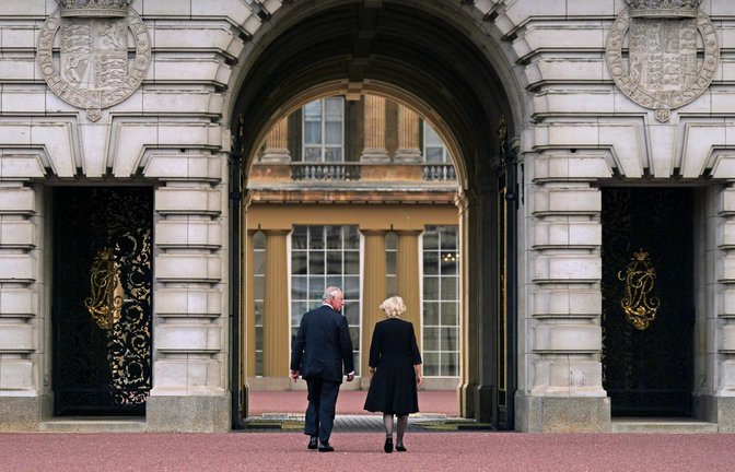 An der Seite von Camilla betritt Charles den Buckingham-Palast erstmals als König.<span class='image-autor'>Foto: Yui Mok/PA Wire/dpa</span>