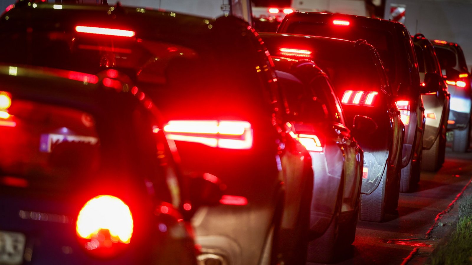 Für viele Pendler ein gewohnter Anblick. Im Frühverkehr stauen sich die Autos bisweilen kilometerweit.Foto: Christoph Reichwein/dpa Für viele Pendler ein gewohnter Anblick. Im Frühverkehr stauen sich die Autos bisweilen kilometerweit.Foto: Christoph Reichwein/dpa