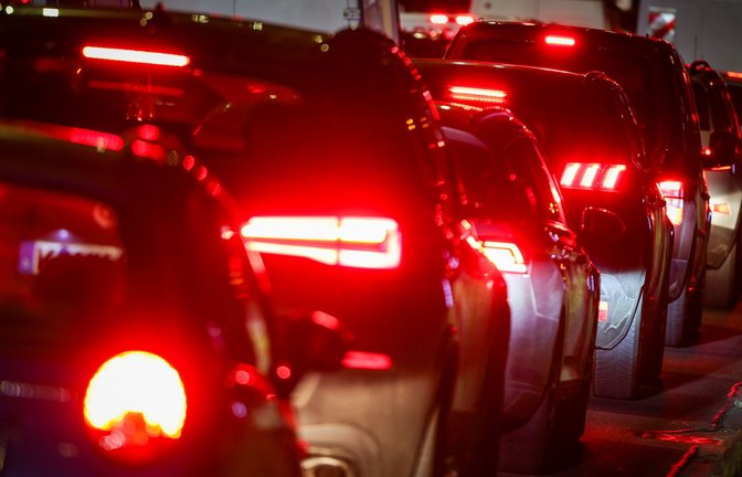 Für viele Pendler ein gewohnter Anblick. Im Frühverkehr stauen sich die Autos bisweilen kilometerweit.<span class='image-autor'>Foto: Christoph Reichwein/dpa</span>