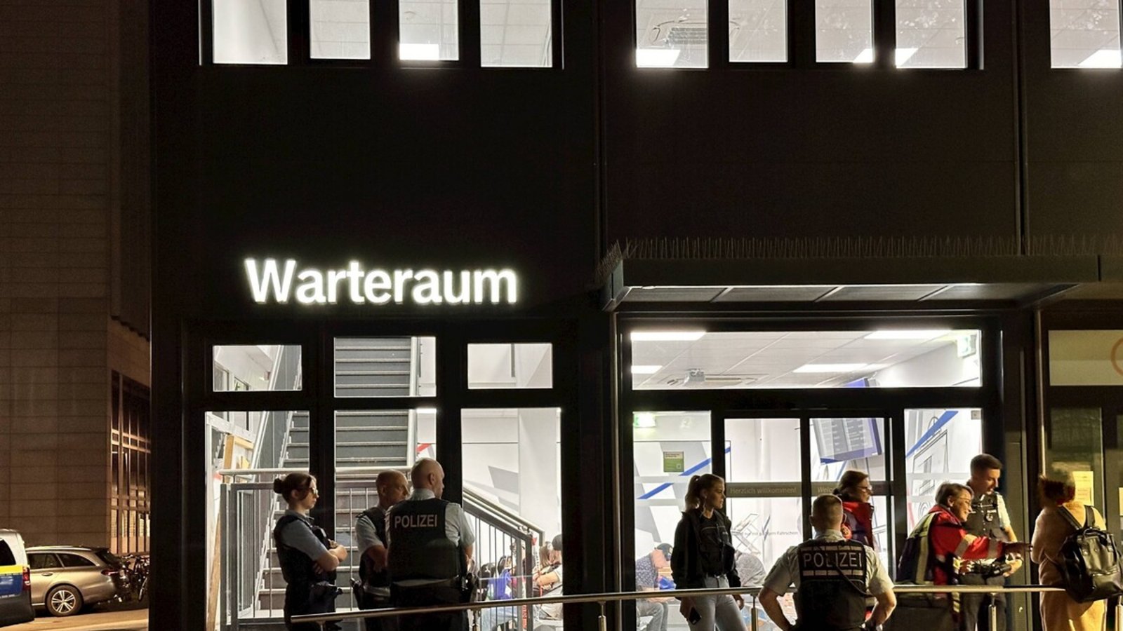 Polizisten am Tatort im Stuttgarter Hauptbahnhof.Foto: Alexander Hald/7aktuell.de Polizisten am Tatort im Stuttgarter Hauptbahnhof.Foto: Alexander Hald/7aktuell.de